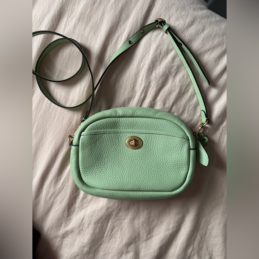 COACH CAMERA BAG IN PISTACHIO.